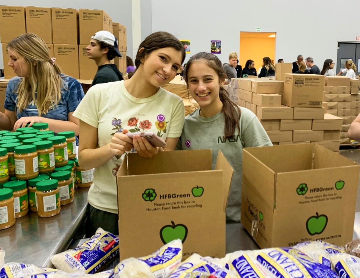 Emery S NHS And Tikkun Olam Club Volunteer At The Food Bank The Buzz   Food Bank Volunteer Resized 